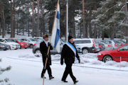 Ryhmitt�ytymist� - Suomen lippu saapuu